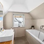 Ruegenzauber &ndash Reetdachhaus Mit Sauna U Kamin Strandnaehe Garten Hébergement de vacances *