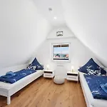 Ruegenzauber &ndash Reetdachhaus Mit Sauna U Kamin Strandnaehe Garten Hébergement de vacances Dranske