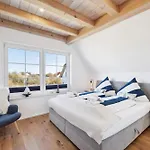 Hébergement de vacances Ruegenzauber &ndash Reetdachhaus Mit Sauna U Kamin Strandnaehe Garten