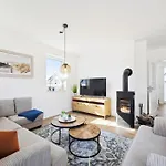 Ruegenzauber &ndash Reetdachhaus Mit Sauna U Kamin Strandnaehe Garten Hébergement de vacances Dranske