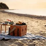 Hébergement de vacances Ruegenzauber &ndash Reetdachhaus Mit Sauna U Kamin Strandnaehe Garten