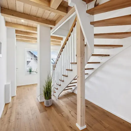 Ruegenzauber Reetdachhaus Mit Sauna U Kamin Strandnaehe Garten 度假居 德兰斯克