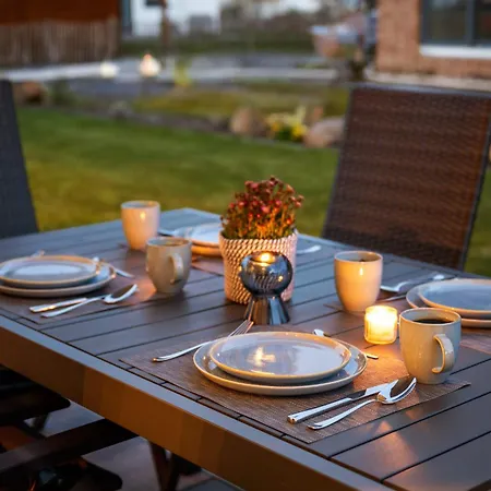 Ruegenzauber Reetdachhaus Mit Sauna U Kamin Strandnaehe Garten * 德兰斯克