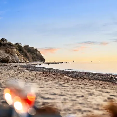 Ruegenzauber Reetdachhaus Mit Sauna U Kamin Strandnaehe Garten