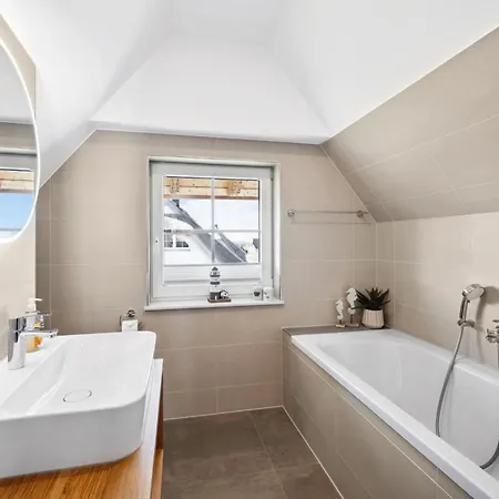 Ruegenzauber Reetdachhaus Mit Sauna U Kamin Strandnaehe Garten بيت للعطل *