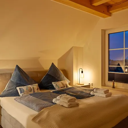 بيت للعطل Ruegenzauber Reetdachhaus Mit Sauna U Kamin Strandnaehe Garten