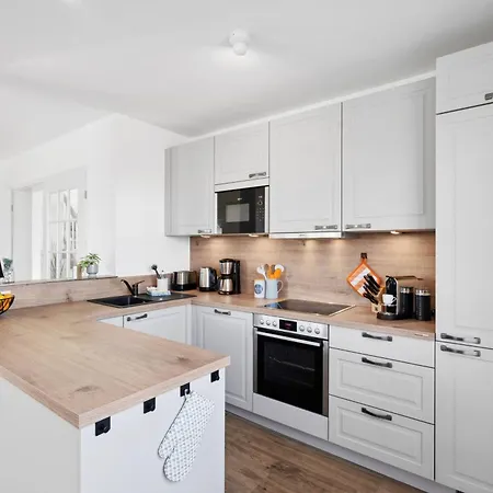 Ruegenzauber Reetdachhaus Mit Sauna U Kamin Strandnaehe Garten درانسكي