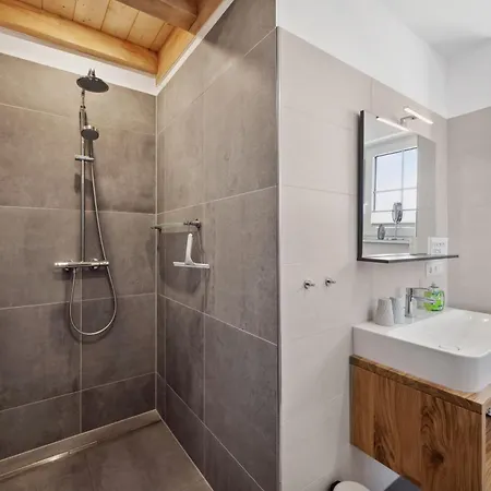 Ruegenzauber Reetdachhaus Mit Sauna U Kamin Strandnaehe Garten * درانسكي