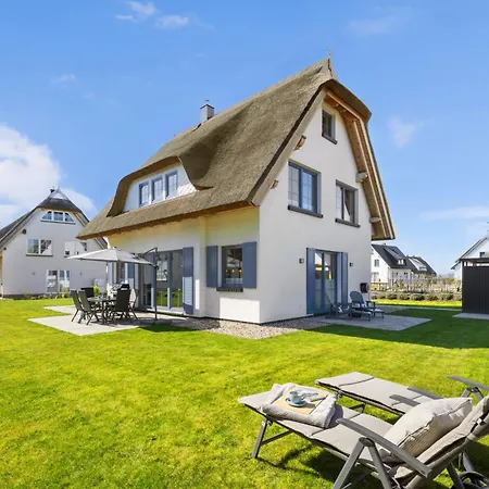 بيت للعطل Ruegenzauber Reetdachhaus Mit Sauna U Kamin Strandnaehe Garten