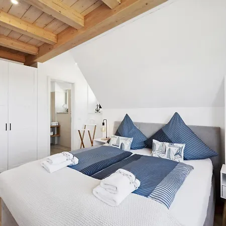 Ruegenzauber Reetdachhaus Mit Sauna U Kamin Strandnaehe Garten بيت للعطل *