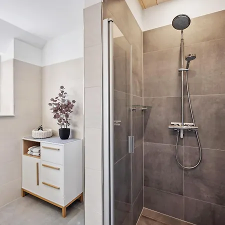 Ruegenzauber Reetdachhaus Mit Sauna U Kamin Strandnaehe Garten