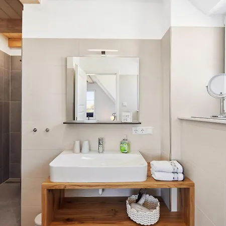 Ruegenzauber Reetdachhaus Mit Sauna U Kamin Strandnaehe Garten بيت للعطل