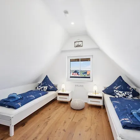 Ruegenzauber Reetdachhaus Mit Sauna U Kamin Strandnaehe Garten بيت للعطل درانسكي