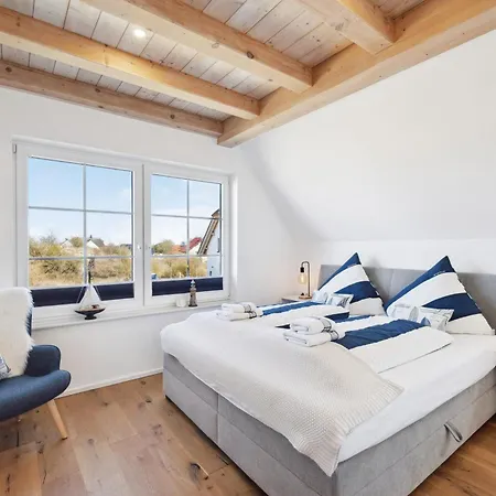 بيت للعطل Ruegenzauber Reetdachhaus Mit Sauna U Kamin Strandnaehe Garten