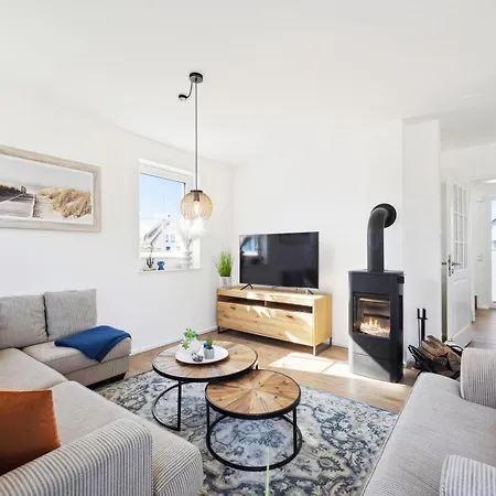 Ruegenzauber Reetdachhaus Mit Sauna U Kamin Strandnaehe Garten بيت للعطل درانسكي