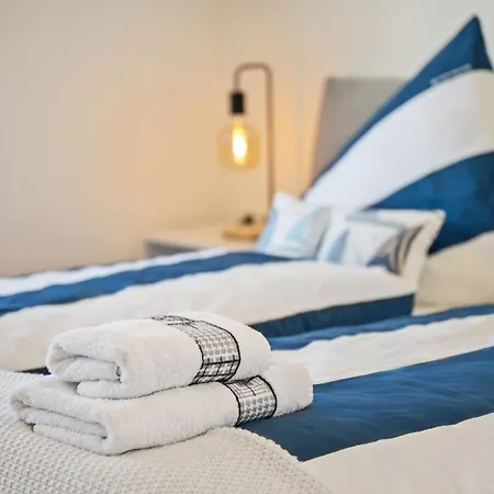 Ruegenzauber Reetdachhaus Mit Sauna U Kamin Strandnaehe Garten * درانسكي