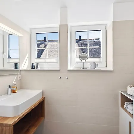 Ruegenzauber Reetdachhaus Mit Sauna U Kamin Strandnaehe Garten بيت للعطل *