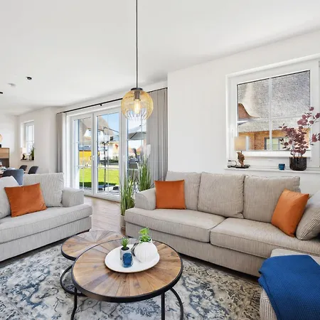 بيت للعطل Ruegenzauber Reetdachhaus Mit Sauna U Kamin Strandnaehe Garten