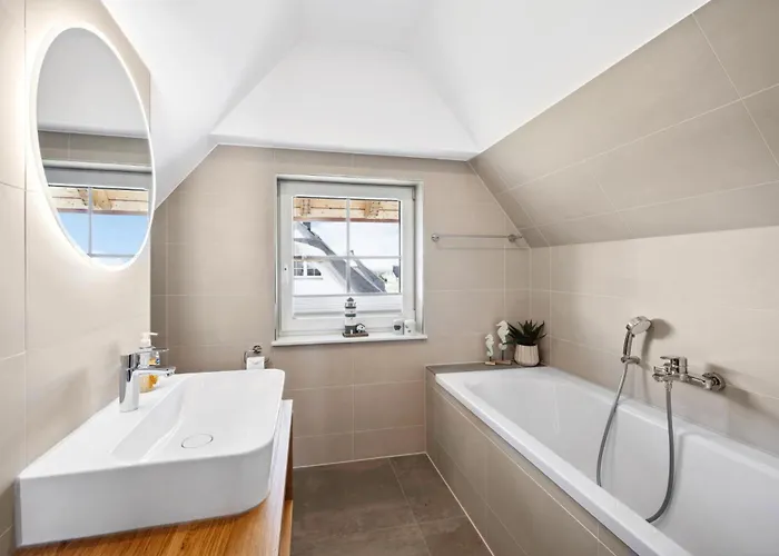 Rügenzauber Reetdachhaus Mit Sauna U Kamin Strandnähe Garten Сasa de vacaciones *