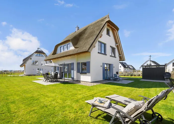 Holiday home Ruegenzauber &Ndash Reetdachhaus Mit Sauna U Kamin Strandnaehe Garten