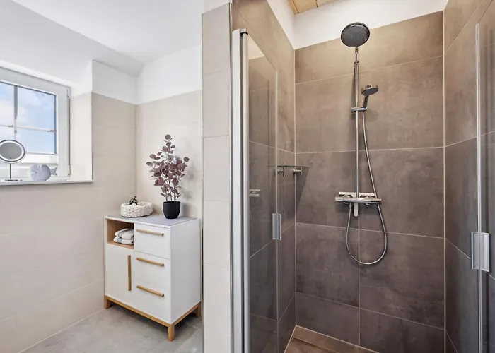 Rügenzauber Reetdachhaus Mit Sauna U Kamin Strandnähe Garten