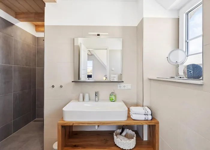 Rügenzauber Reetdachhaus Mit Sauna U Kamin Strandnähe Garten Сasa de vacaciones