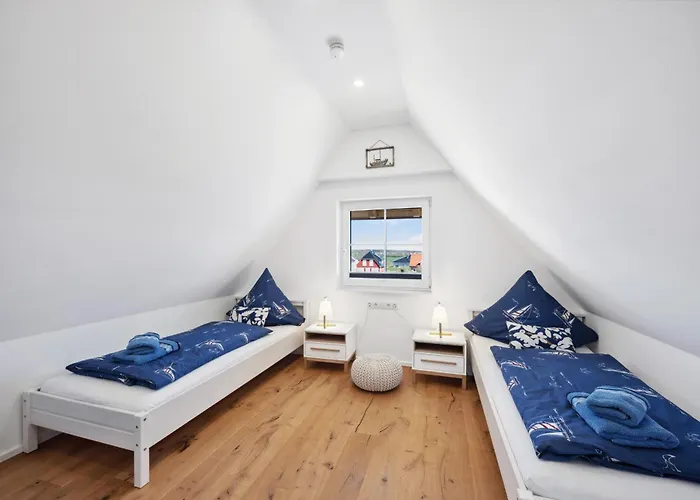 Rügenzauber Reetdachhaus Mit Sauna U Kamin Strandnähe Garten Сasa de vacaciones Dranske