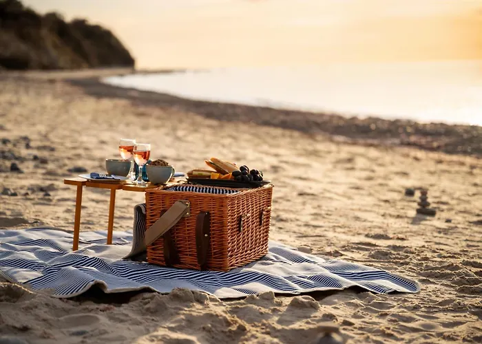 Holiday home Ruegenzauber &Ndash Reetdachhaus Mit Sauna U Kamin Strandnaehe Garten